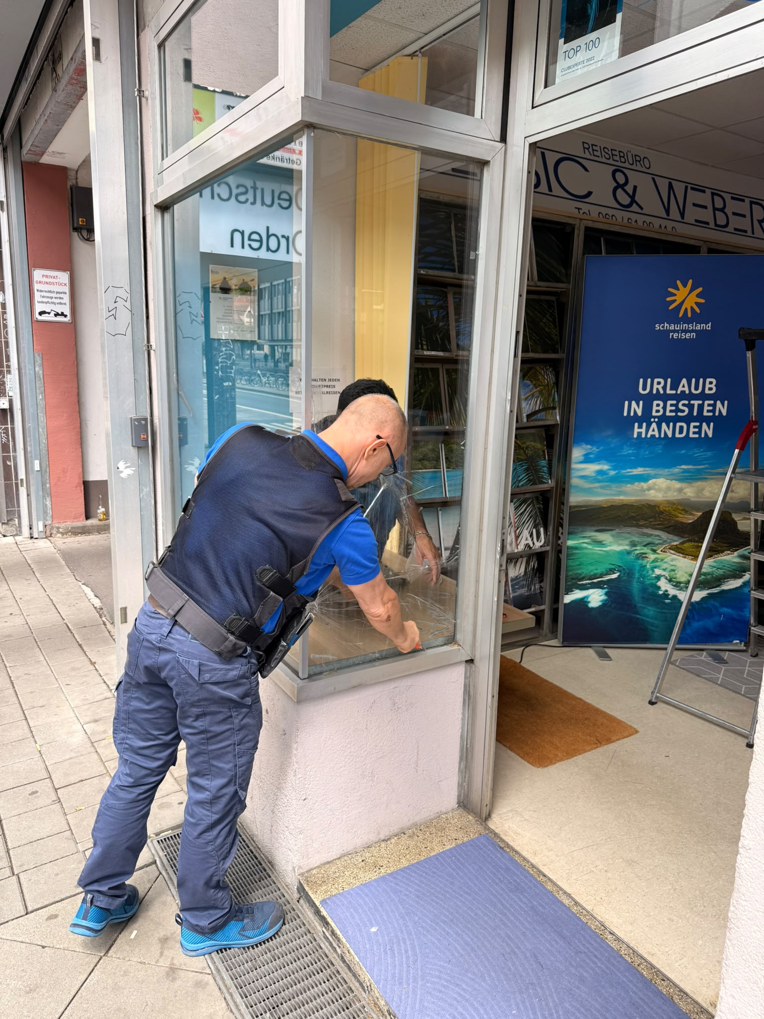 FensterFix bei einer Reparatur an einer Tür in dichter Innenstadtlage